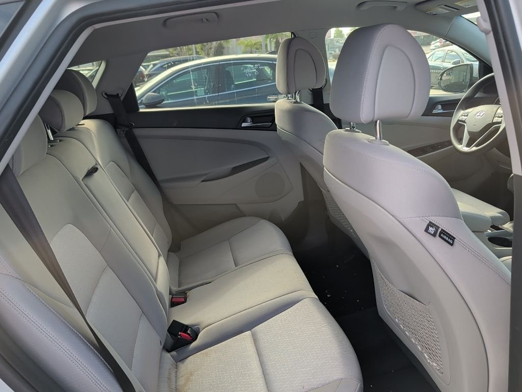 Used 2017 Molten Silver Hyundai SE image 6