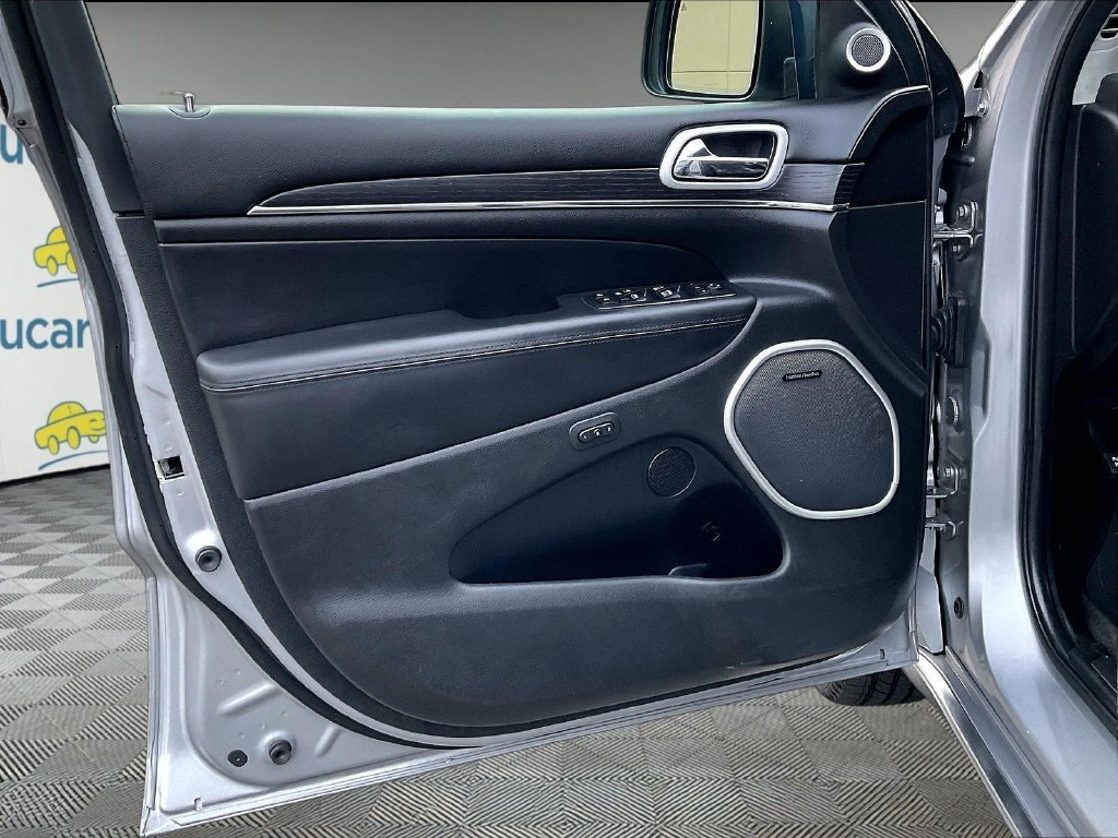 Used 2018 Silver Jeep Summit image 9