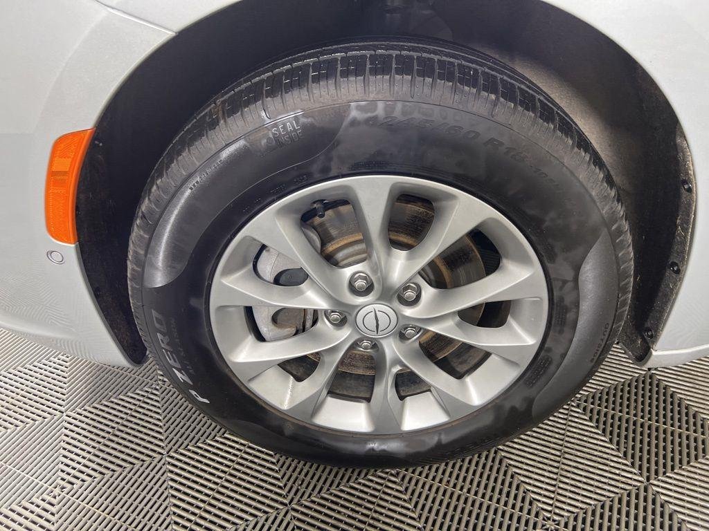 Used 2026 Silver Mist Clearcoat Chrysler Select image 16
