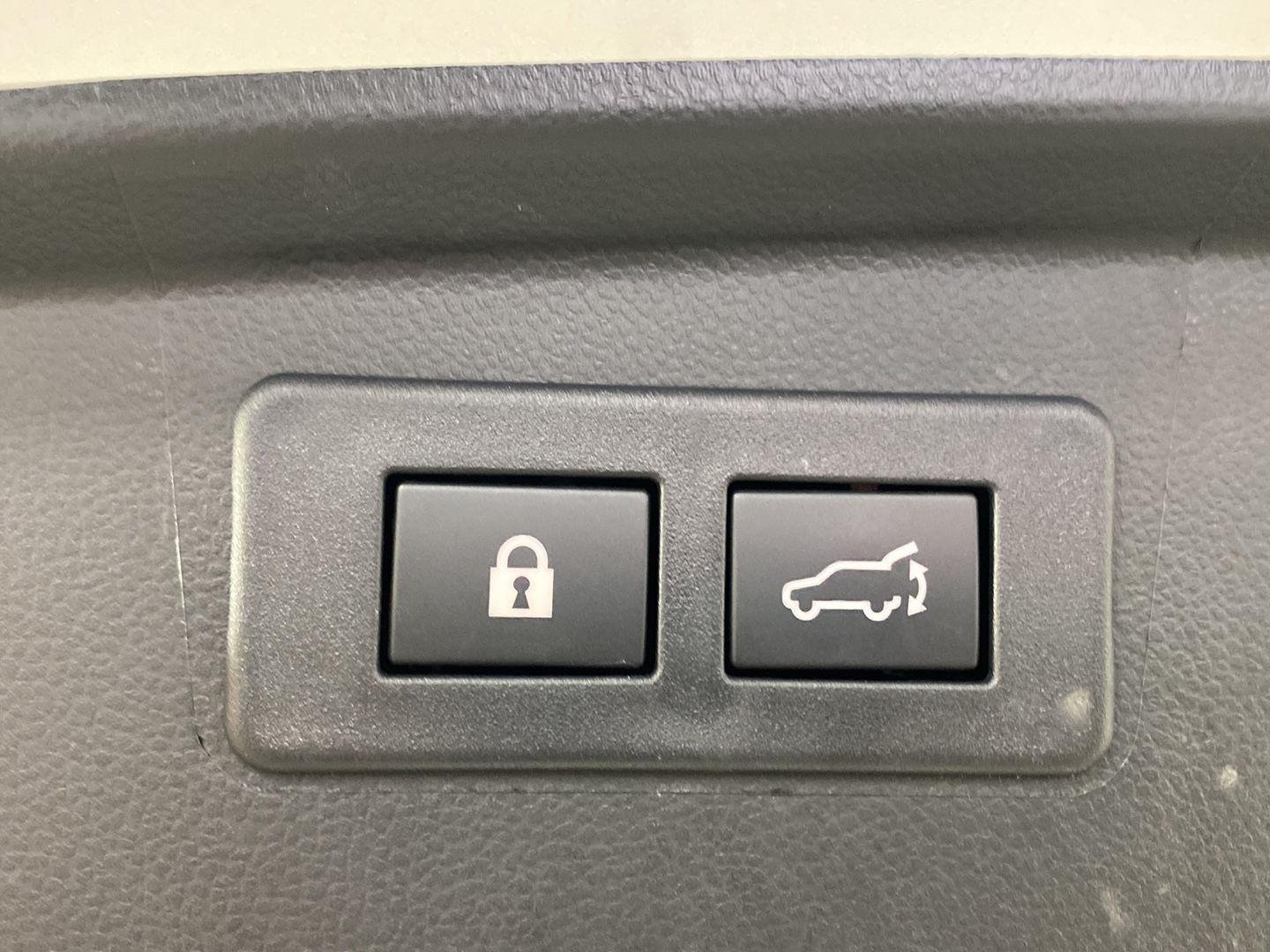 Used 2025 Crystal White Pearl Subaru Onyx Edition image 28