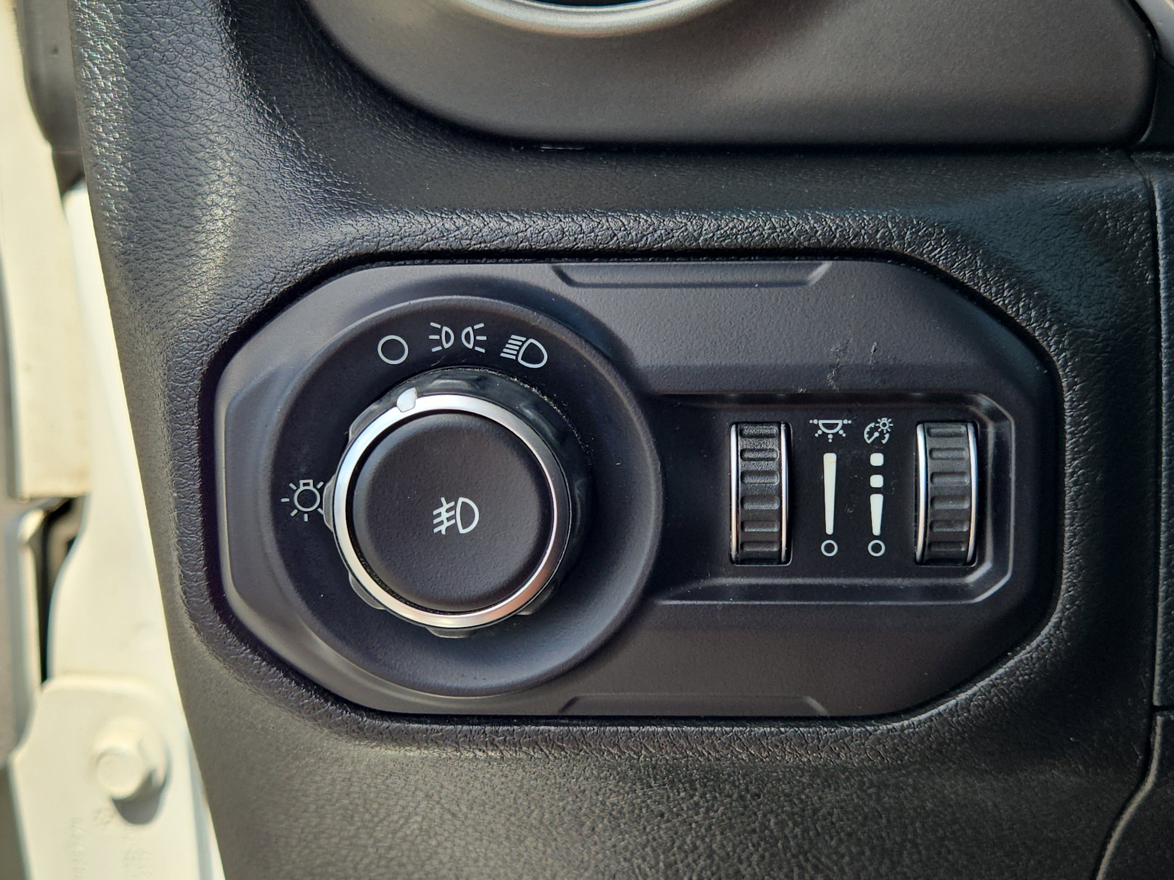 Used 2018 White Jeep Sport image 26