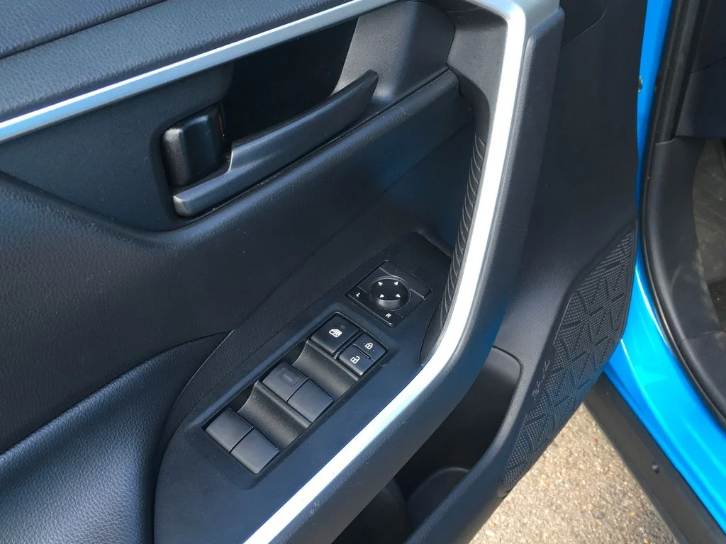 2019 Toyota RAV4 LE - Photo 20