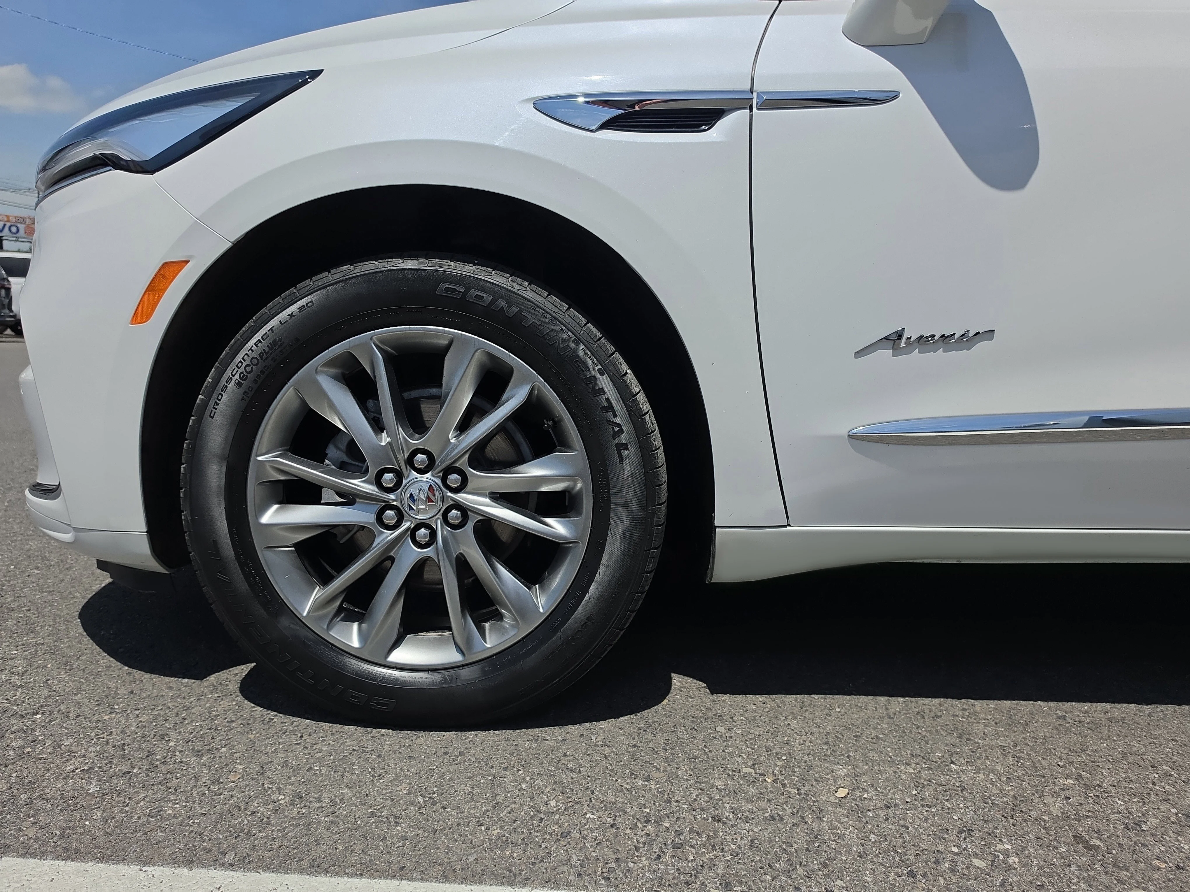 Used 2023 White Frost Tricoat Buick Avenir image 11