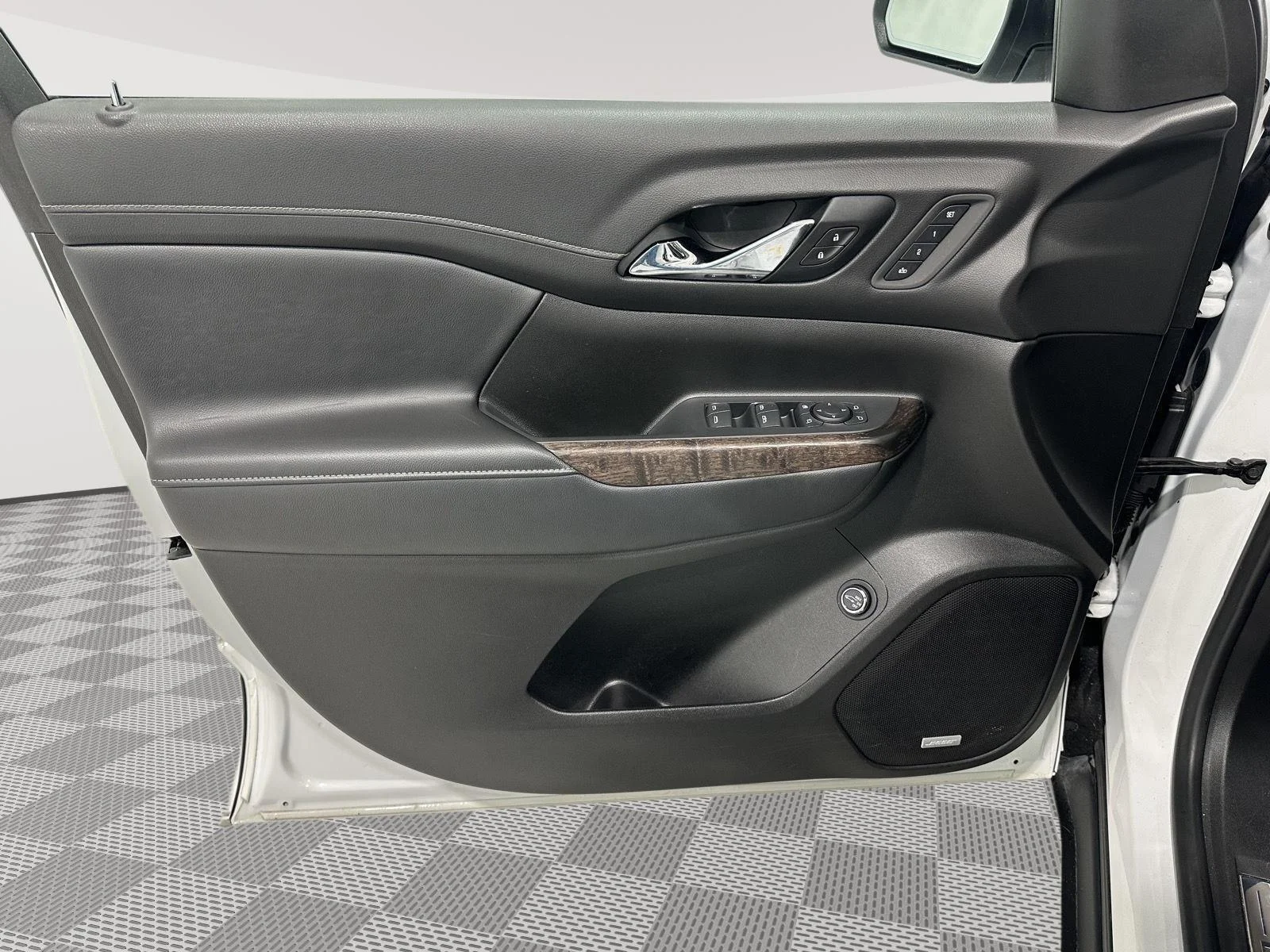 Used 2021 WHITE FROST TRICOAT GMC Denali image 22