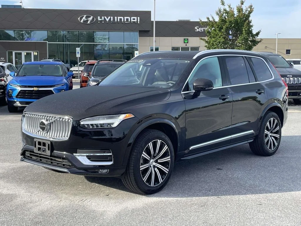 Used 2025 Onyx Black Metallic Volvo Core image 24