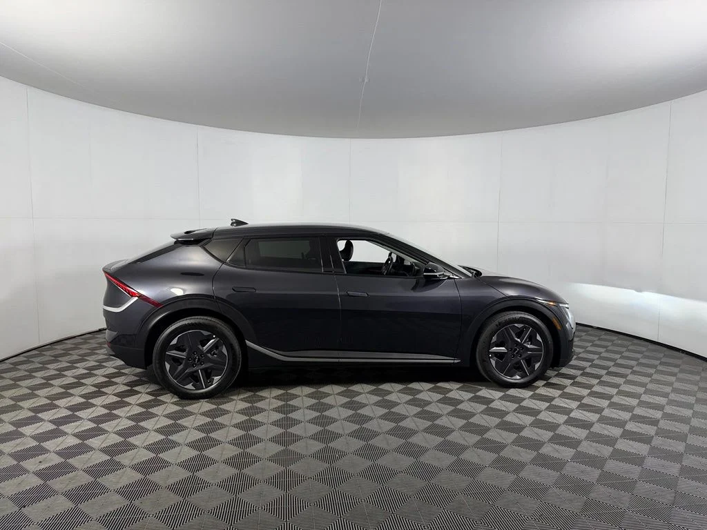 Certified Used 2025  Kia Light image 7