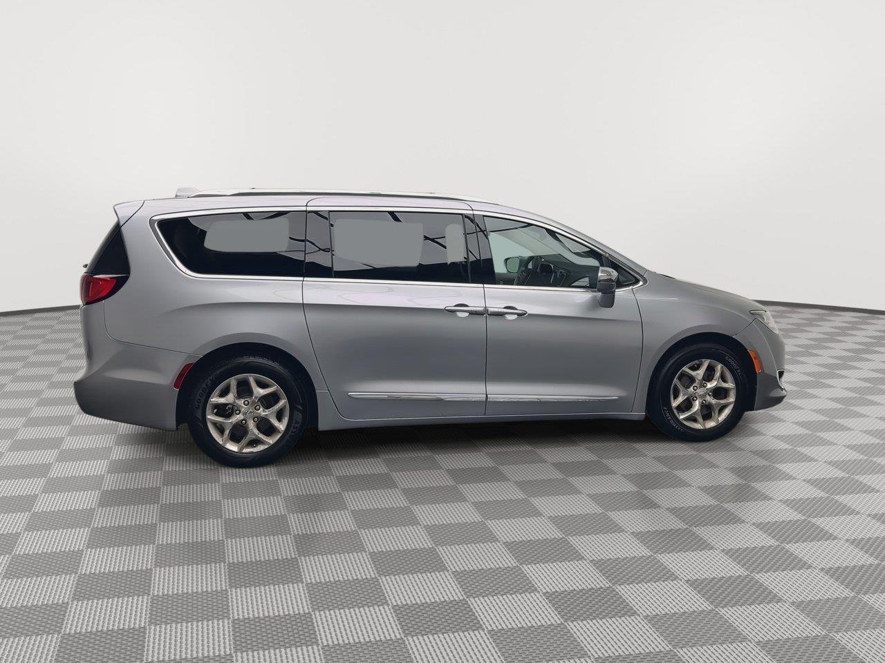 Used 2018 Billet Silver Metallic Clearcoat Chrysler Limited image 42