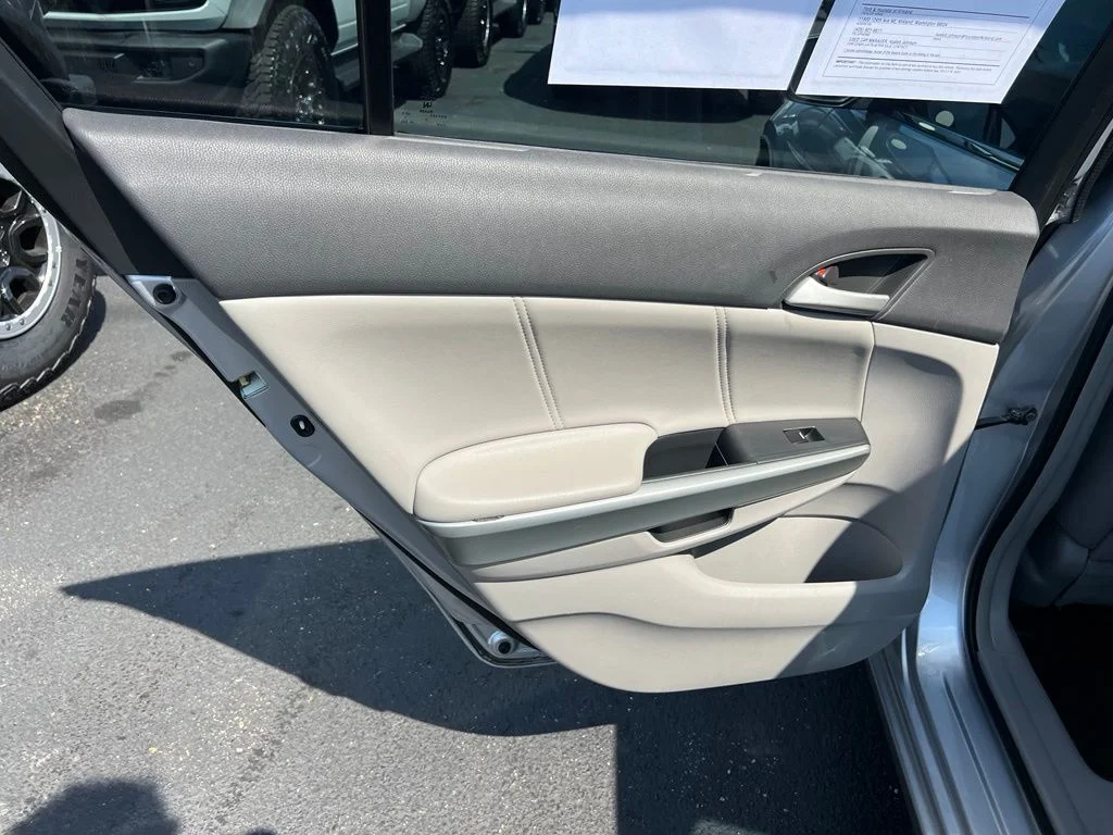 Used 2009 Alabaster Silver Metallic Honda EX-L image 15