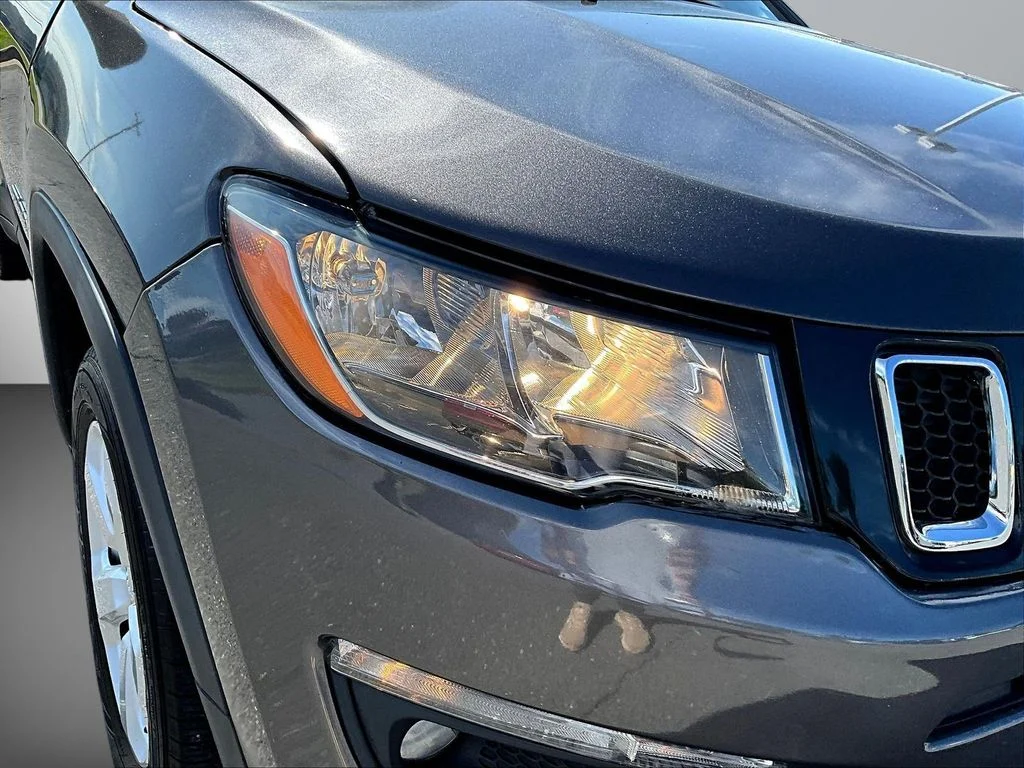 Used 2019 Crystal Metallic Jeep Latitude image 31