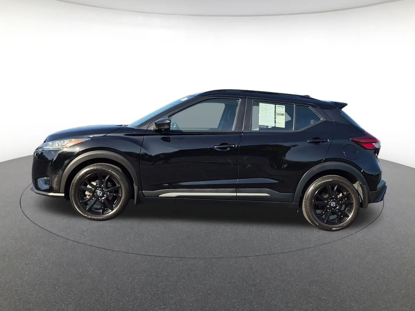 Used 2021 Super Black Nissan SR image 8
