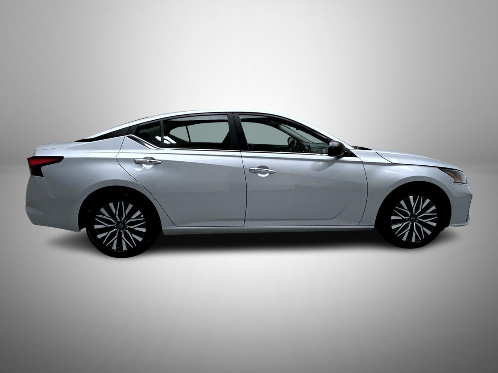 Used 2025 Silver Nissan 2.5 SV image 4