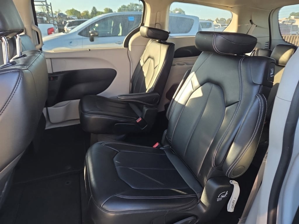 Used 2024 White Chrysler Touring L image 3