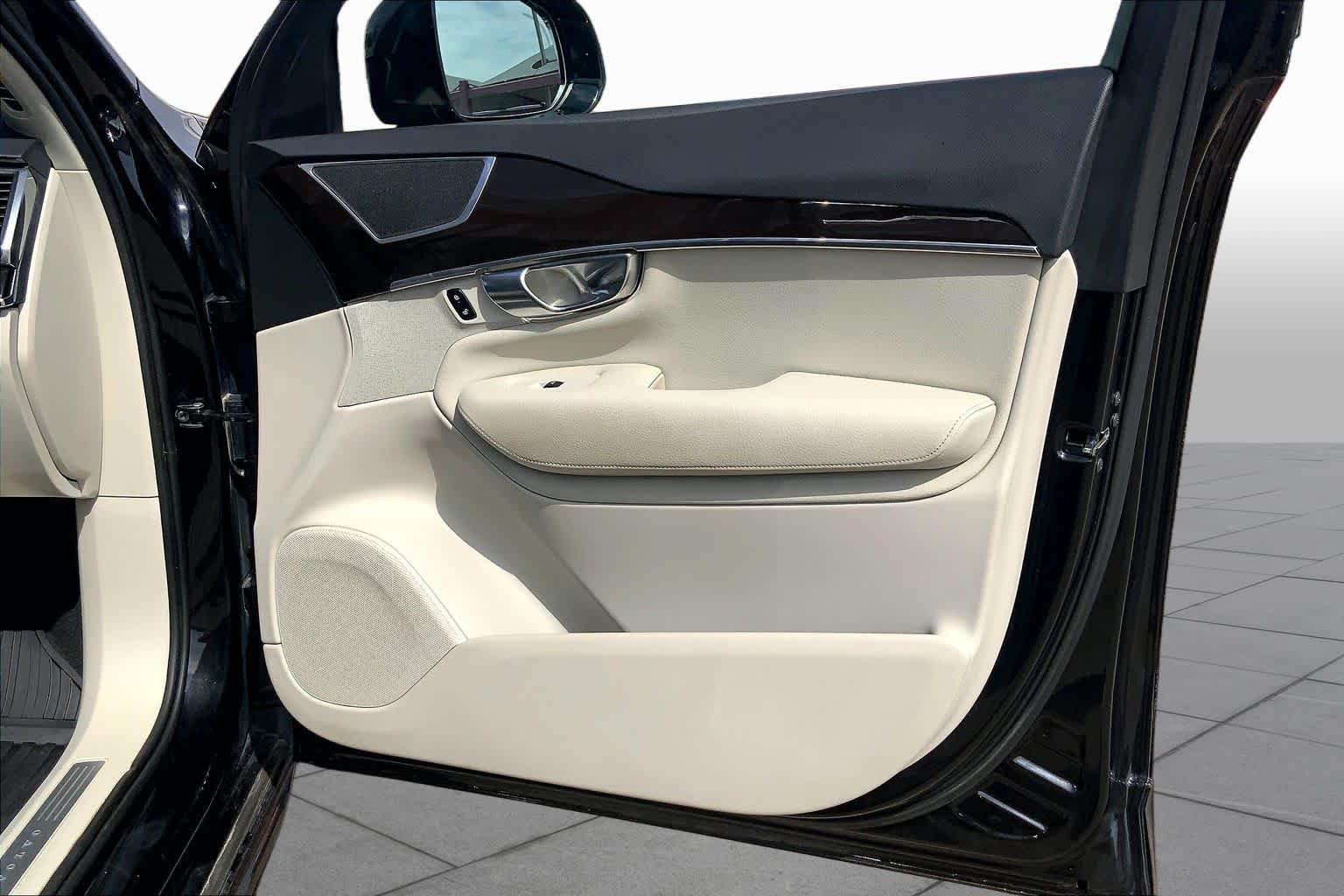 Used 2019 Onyx Black Metallic Volvo Momentum image 23