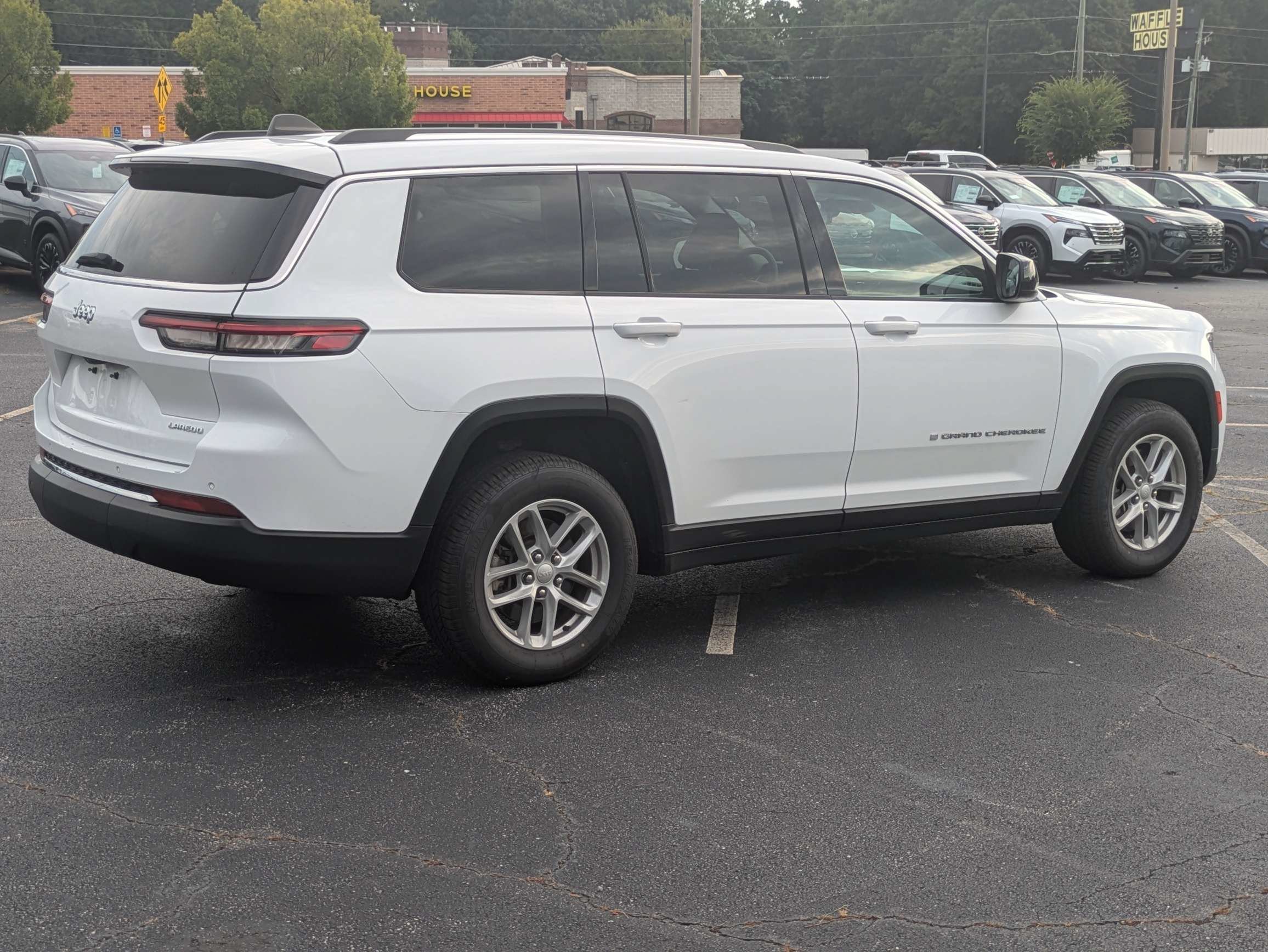 Used 2023 White Jeep Laredo image 3