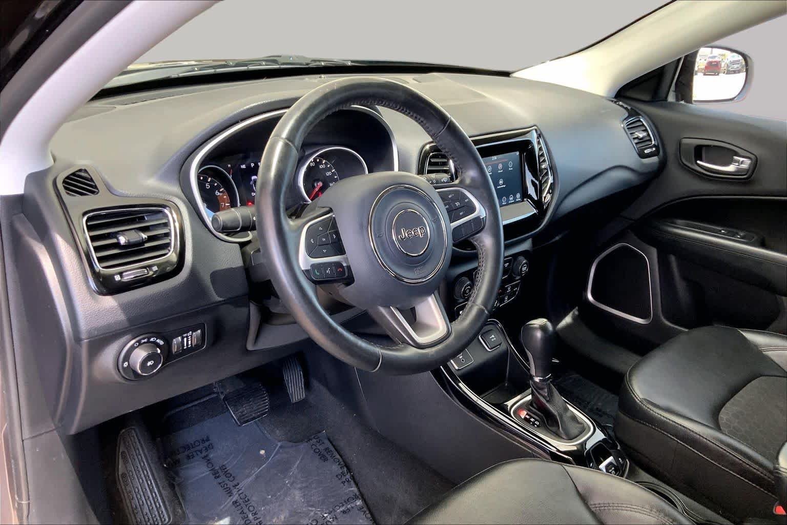 Used 2019 Granite Crystal Metallic Clearcoat Jeep Altitude image 18