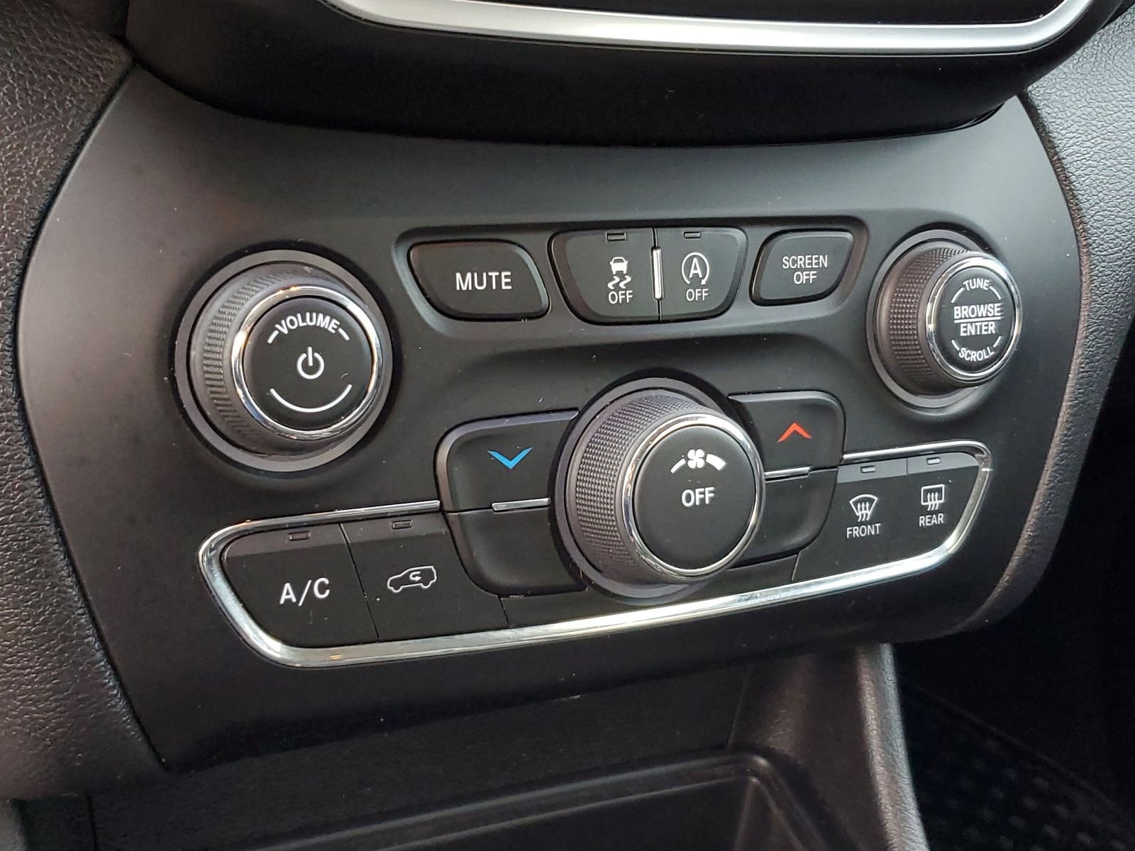 Used 2020 White Jeep Latitude Plus image 24