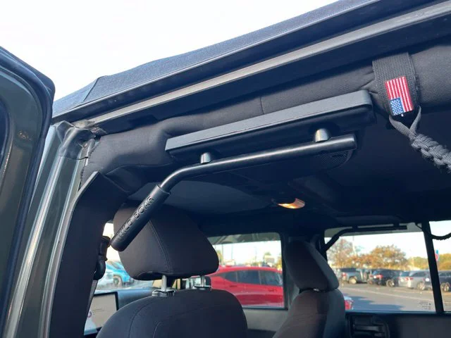 Used 2016  Jeep Unlimited Sport image 14