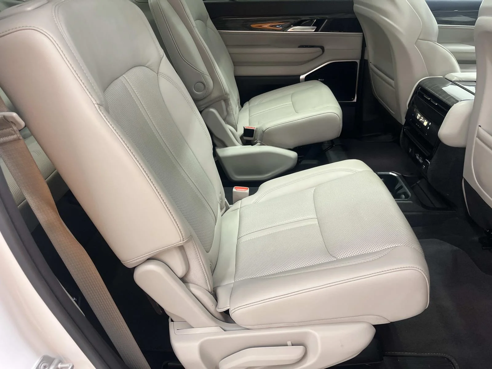Used 2022 Bright White Clearcoat Jeep Series III 4wd 5.7L V8 1 Owner image 29