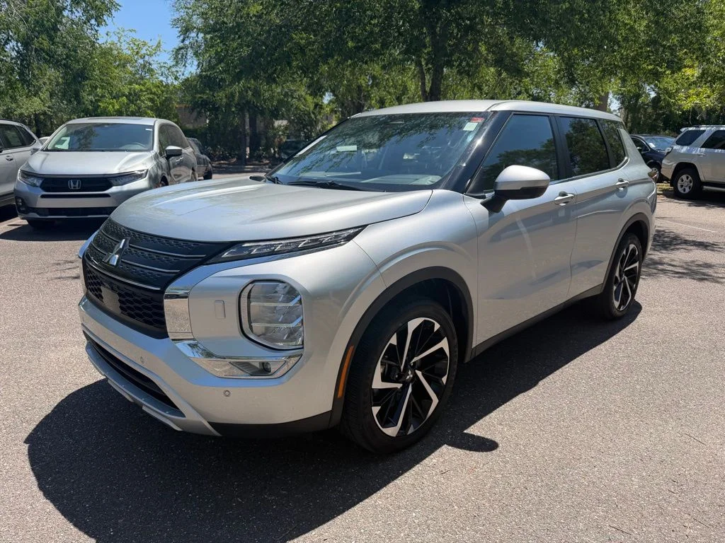 Used 2024  Mitsubishi SE Black Edition image 3