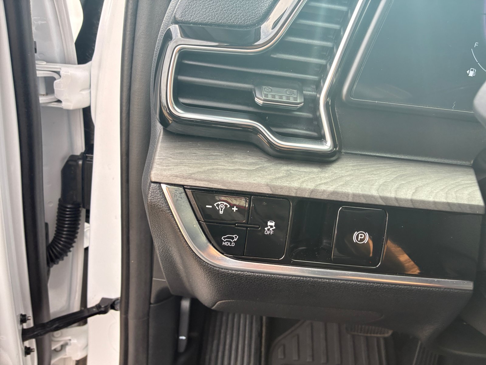 Used 2024 Glacial White Pearl Kia X-Line image 17