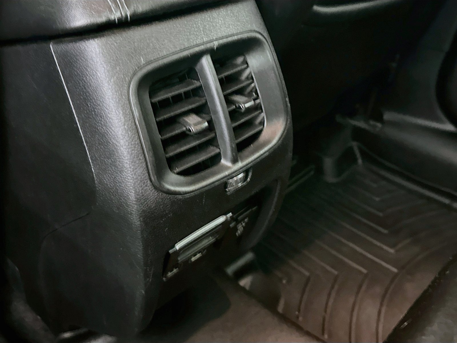 Used 2019 Billet Silver Metallic Clearcoat Jeep Latitude Plus image 23