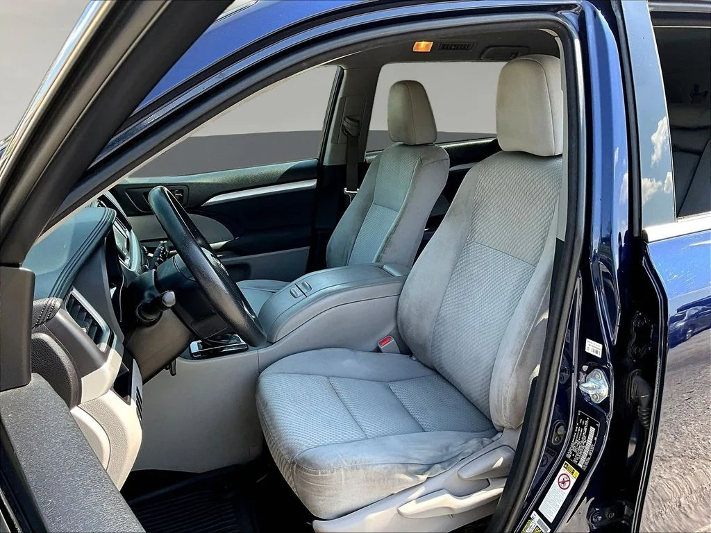 Used 2015 Blue Toyota LE image 23
