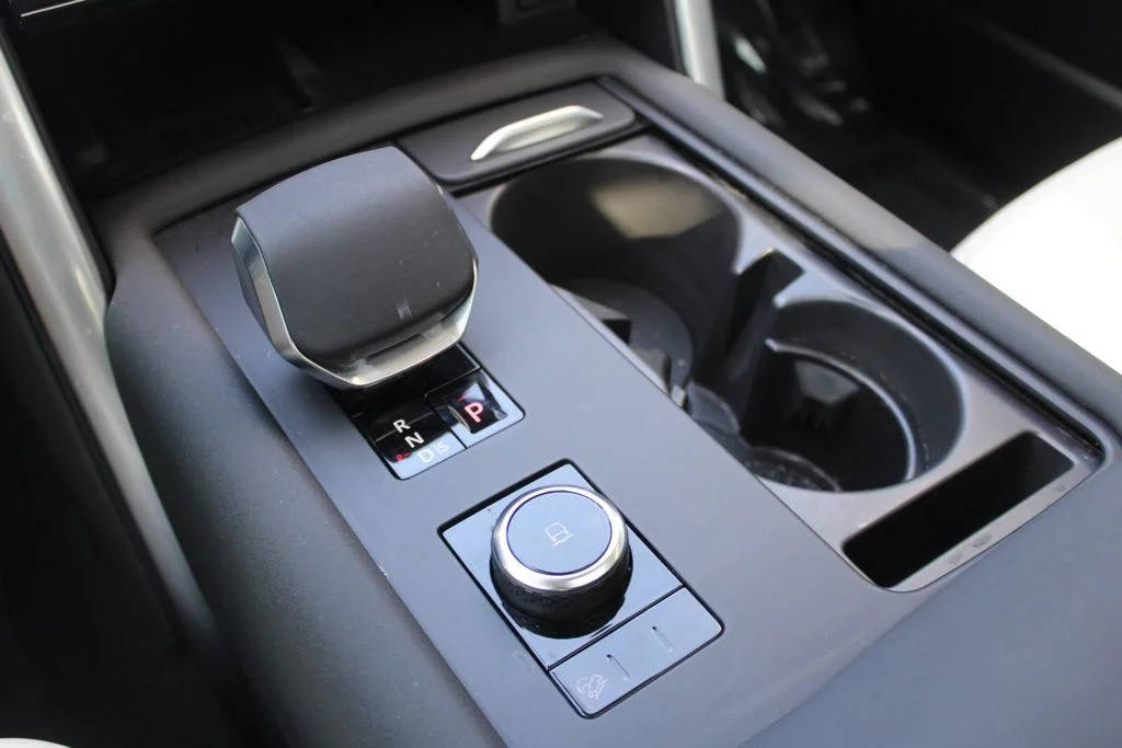 Certified Used 2025  Land Rover Dynamic SE image 28