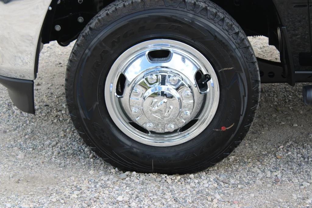 New 2026 Diamond Black Crystal Pearl-Coat Exterior Paint Ram Tradesman image 8