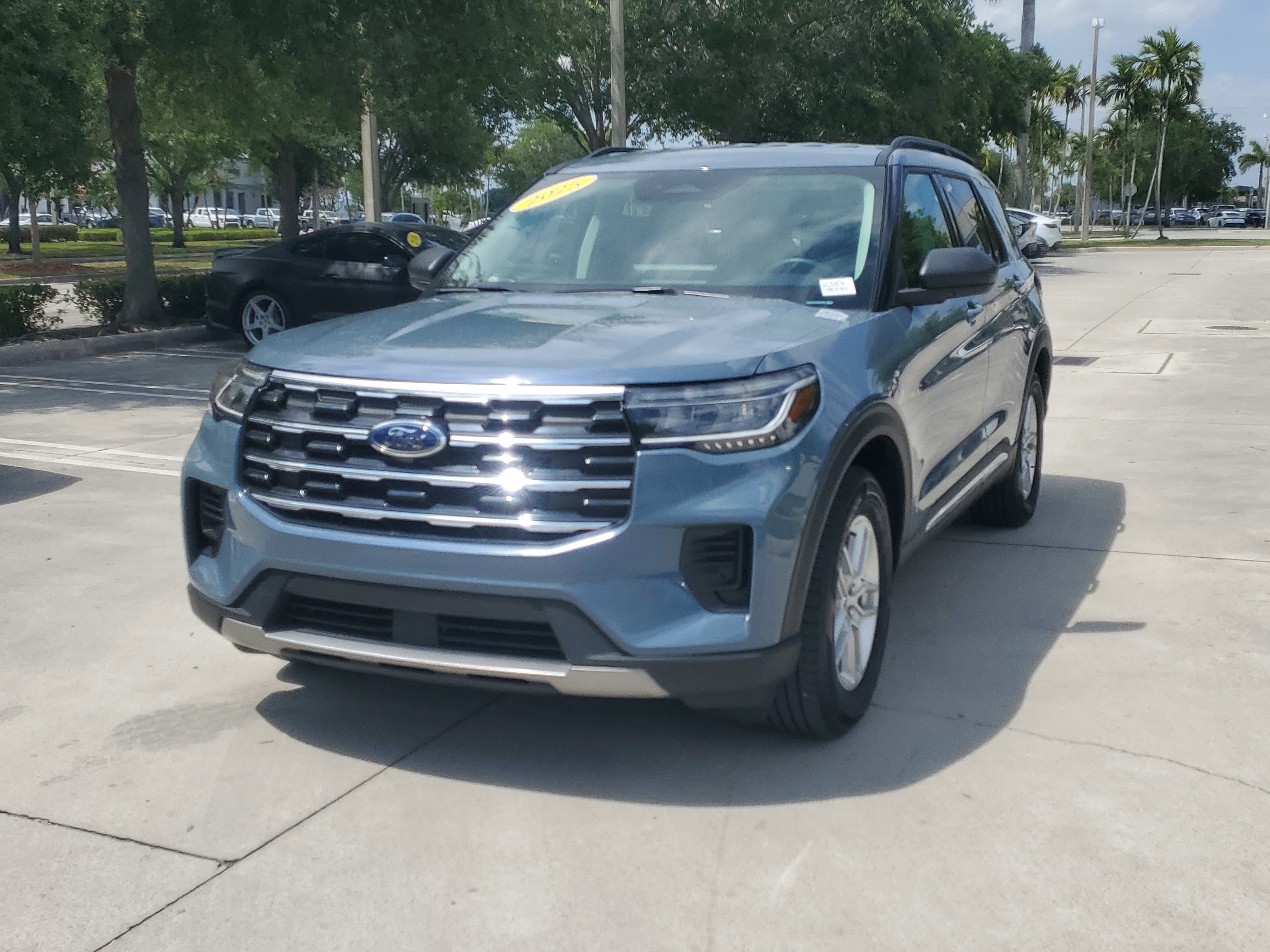 Used 2025 Vapor Blue Ford Active image 7
