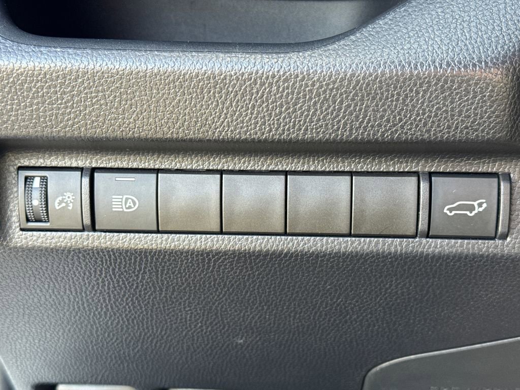 2025 Toyota RAV4 XLE - Photo 30