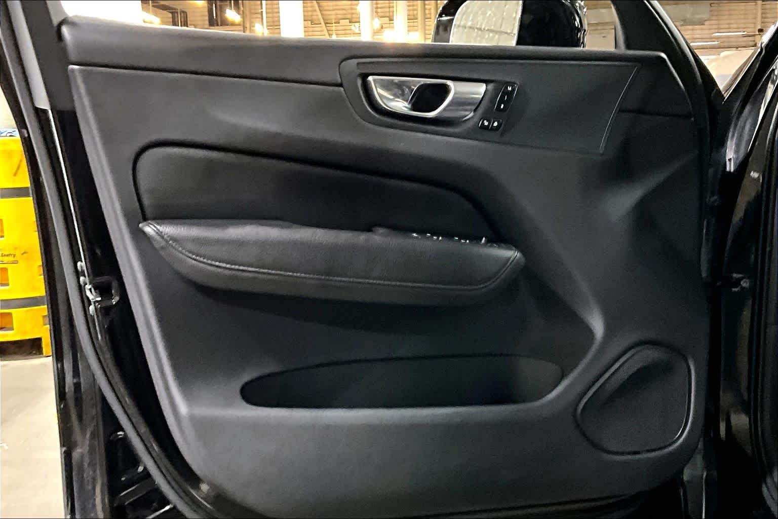 Used 2021 Onyx Black Metallic Volvo Momentum image 22