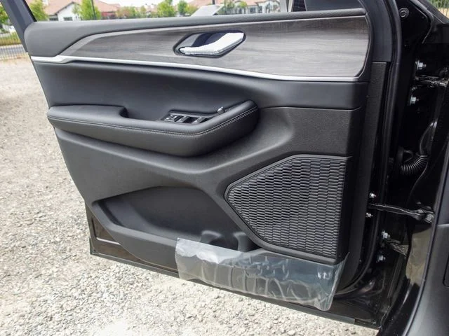 New 2026 Diamond Black Crystal Pearl-Coat Exterior Paint Jeep Altitude image 17