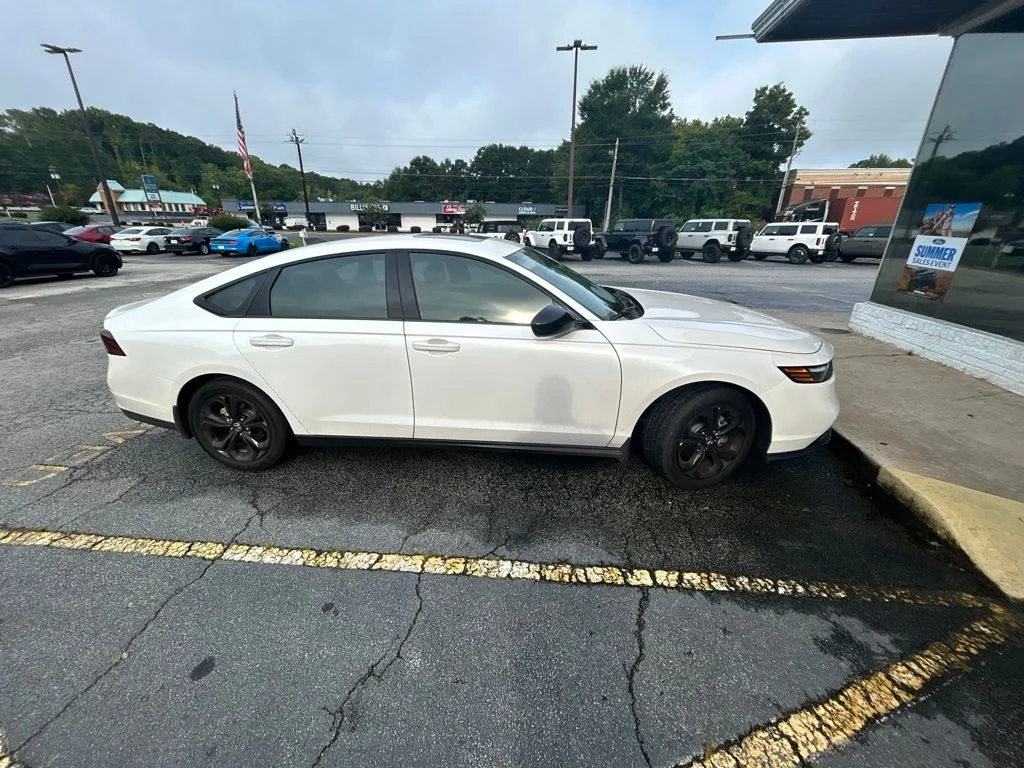 Used 2025 White Honda SE image 3