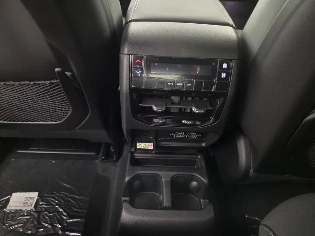 New 2026 Bright White Clear-Coat Exterior Paint Jeep Laredo X image 19