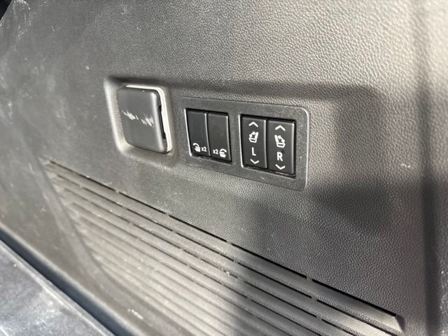 Used 2022 Gray GMC SLT image 22