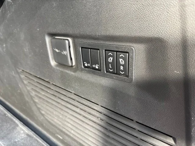Used 2022 Gray GMC SLT image 22