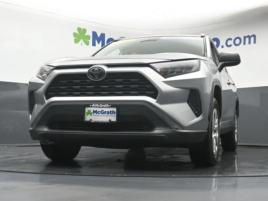Used 2020 Silver Toyota LE image 7