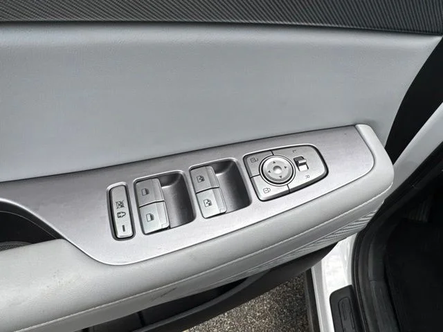 Used 2024 Hyper White Hyundai SEL 7P AWD image 17