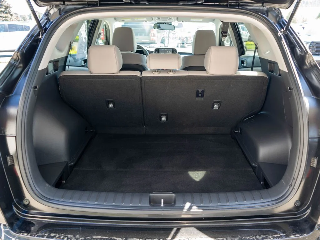 Used 2020 Black Hyundai SE image 29