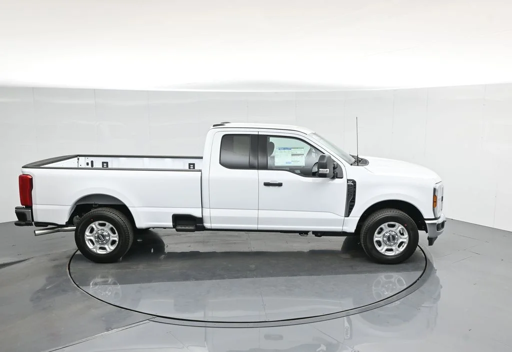 New 2026 Oxford White Ford XLT image 38