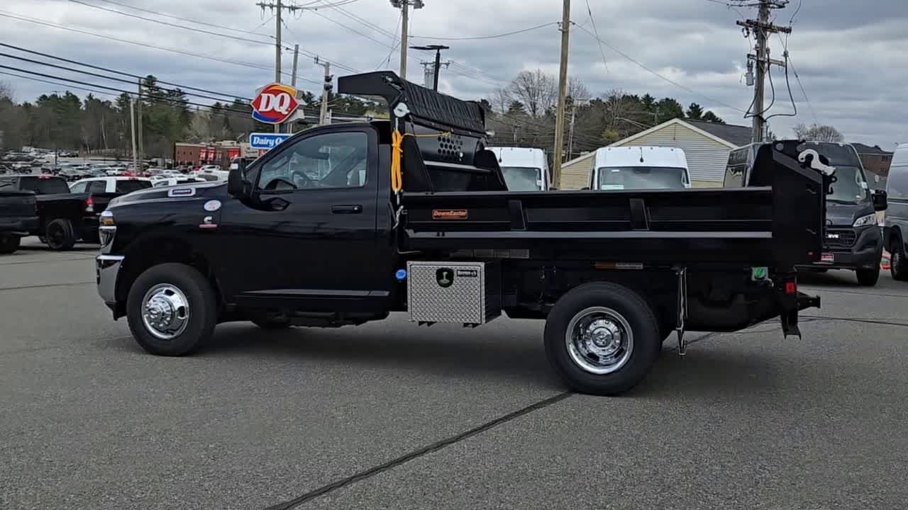 New 2026 Diamond Black Crystal Pearl-Coat Exterior Paint RAM Tradesman image 5