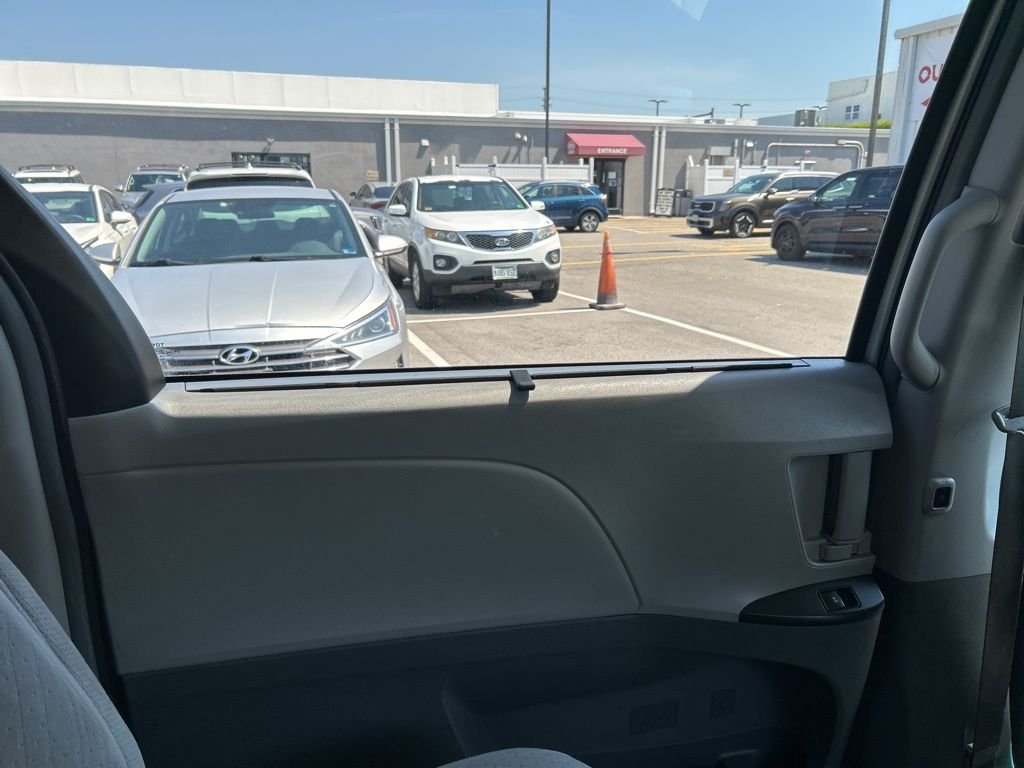 Used 2016 Silver Toyota LE image 17