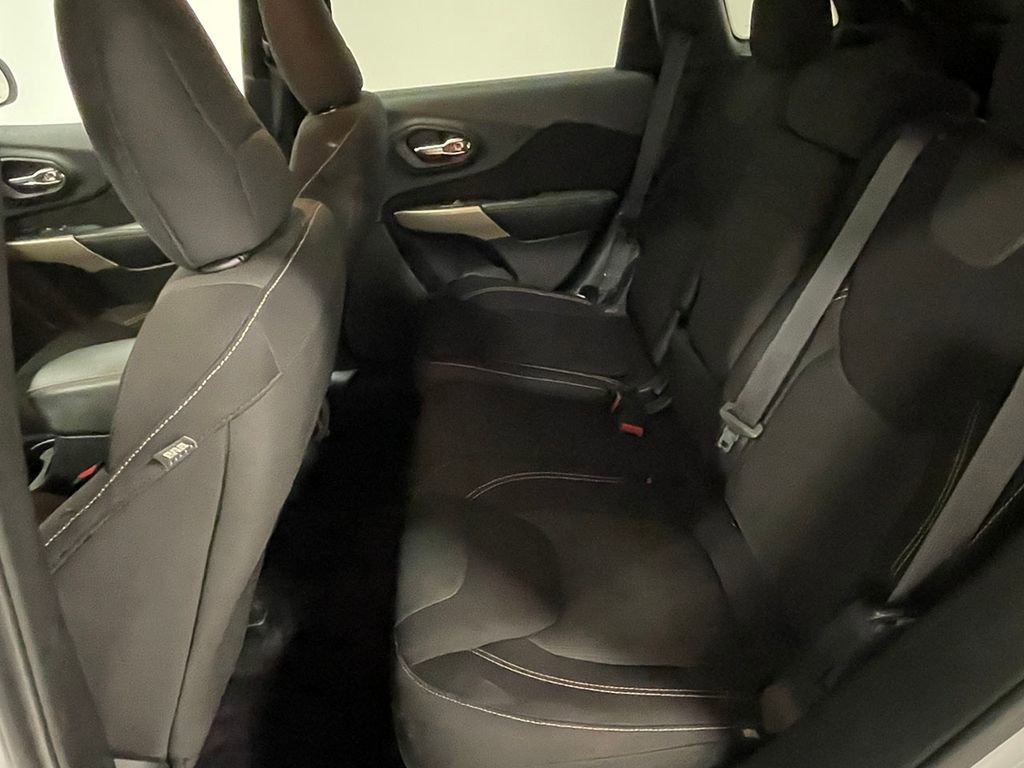 Used 2017 Bright White Clearcoat Jeep Latitude image 17
