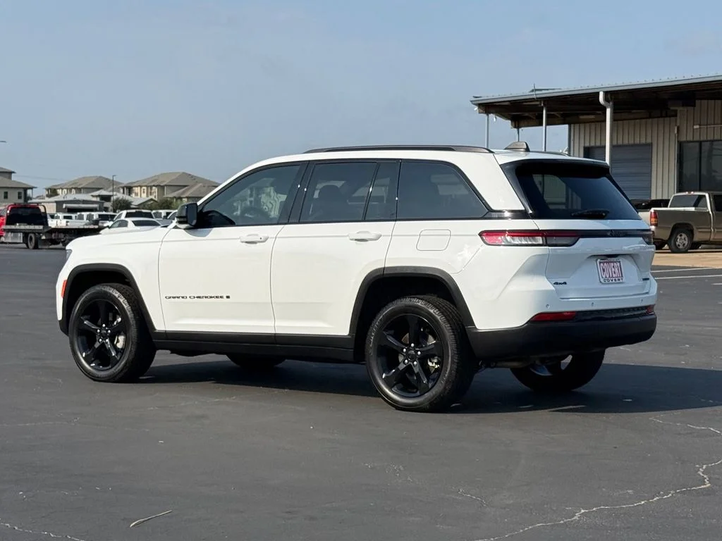 Used 2024 White Jeep Limited image 3