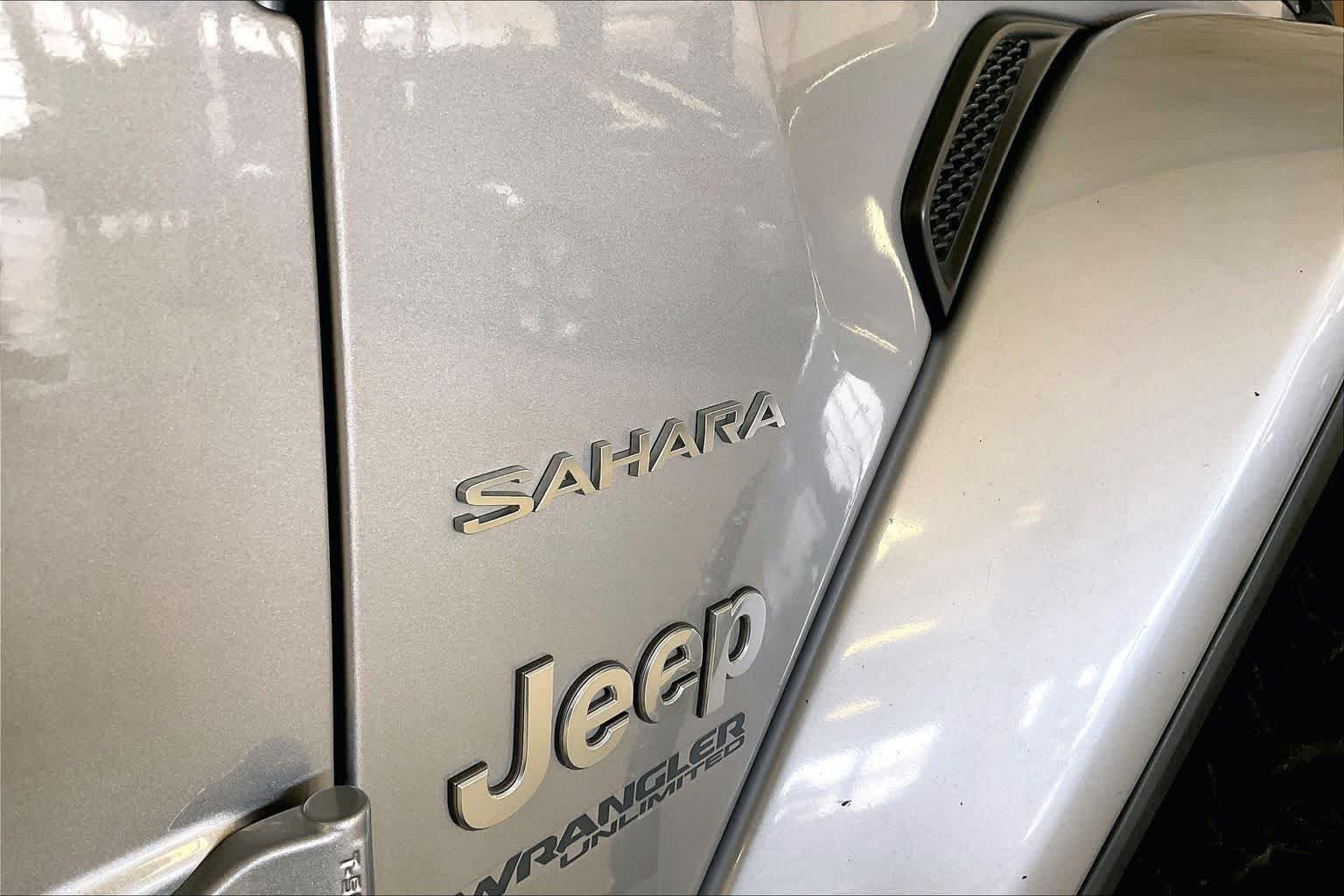 Used 2019 Billet Silver Metallic Clearcoat Jeep Sahara image 9