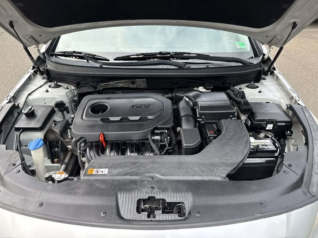 Used 2015 Silver Hyundai SE image 12