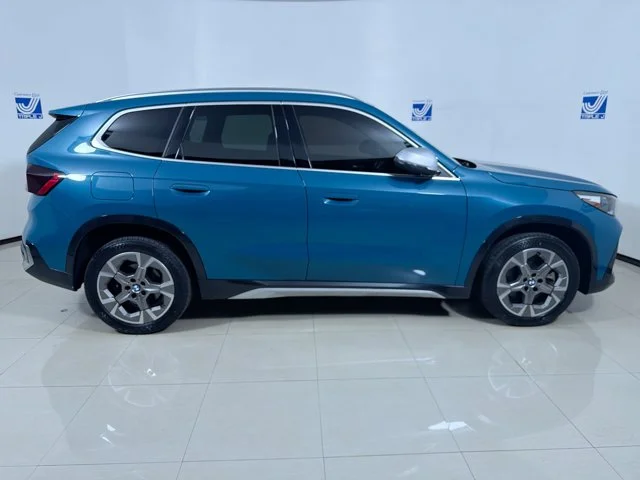 Used 2023 Blue BMW xDrive28i image 9