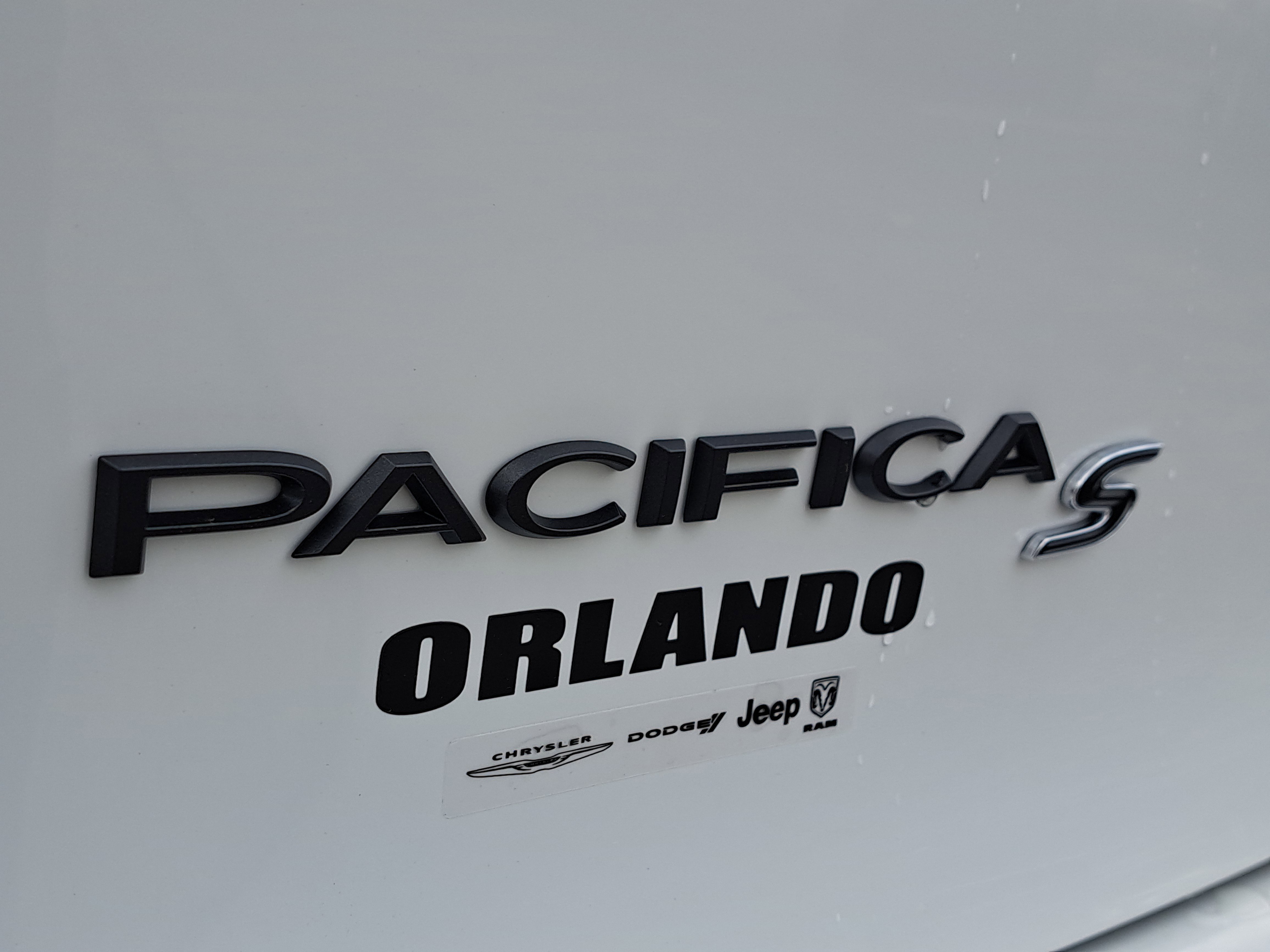 New 2026 Bright White Clear-Coat Exterior Paint Chrysler Select image 6