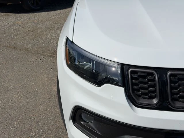 New 2026 Bright White Clearcoat Jeep Latitude image 5