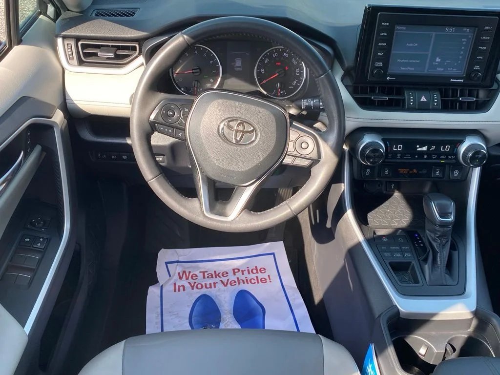 Used 2020 Silver Toyota XLE Premium image 10